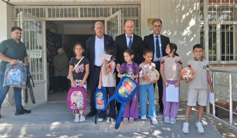 ÇERMİKTE 300 ÖĞRENCİYE OKUL ÇANTASI DAĞITILDI