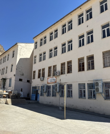 ÇERMİKTE YARIM ASIRLIK OKUL YIKILIYOR