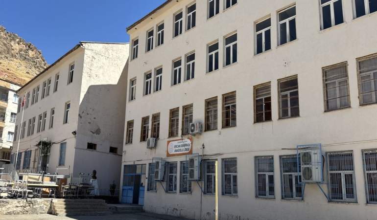 ÇERMİKTE YARIM ASIRLIK OKUL YIKILIYOR