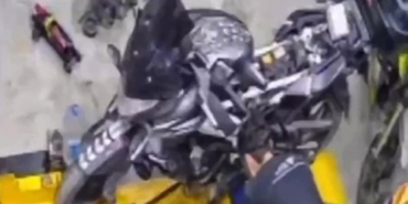 ÇIRAĞININ ÇALIŞKANLIĞINI KARŞILIKSIZ BIRAKMADI, TAKSİTLE ALDIĞI MOTOSİKLETİ HEDİYE ETTİ GECE 01.30'A KADAR ÇIRAĞINI ÇALIŞIRKEN GÖRDÜ, MOTOSİKLET HEDİYE ETTİ USTASINDAN ÇIRAĞINA SÜRPRİZİ: "HAK EDİYORSUN SEN, AFERİN SANA, HELAL OLSUN"