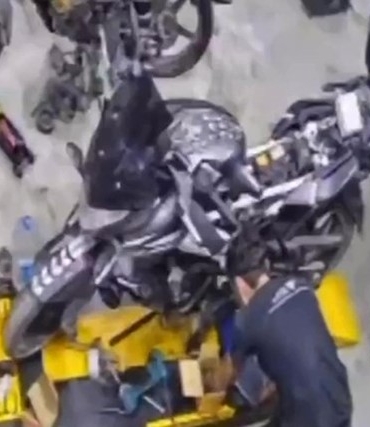 ÇIRAĞININ ÇALIŞKANLIĞINI KARŞILIKSIZ BIRAKMADI, TAKSİTLE ALDIĞI MOTOSİKLETİ HEDİYE ETTİ GECE 01.30'A KADAR ÇIRAĞINI ÇALIŞIRKEN GÖRDÜ, MOTOSİKLET HEDİYE ETTİ USTASINDAN ÇIRAĞINA SÜRPRİZİ: "HAK EDİYORSUN SEN, AFERİN SANA, HELAL OLSUN"