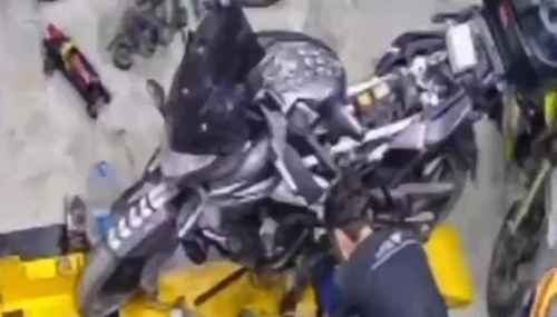 ÇIRAĞININ ÇALIŞKANLIĞINI KARŞILIKSIZ BIRAKMADI, TAKSİTLE ALDIĞI MOTOSİKLETİ HEDİYE ETTİ GECE 01.30'A KADAR ÇIRAĞINI ÇALIŞIRKEN GÖRDÜ, MOTOSİKLET HEDİYE ETTİ USTASINDAN ÇIRAĞINA SÜRPRİZİ: "HAK EDİYORSUN SEN, AFERİN SANA, HELAL OLSUN"
