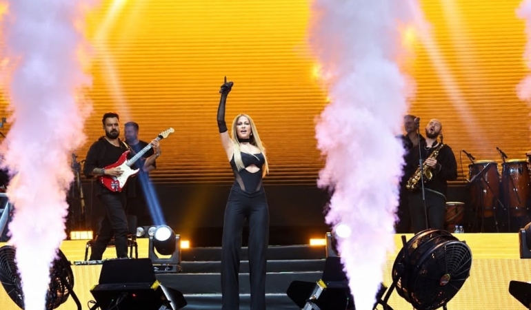 ÇİVRİL ELMA FESTİVALİ'NİN MUHTEŞEM FİNALİNİ DERYA ULUĞ YAPTI ÇİVRİL ELMA FESTİVALİ DERYA ULUĞ KONSERİYLE SONA ERDİ