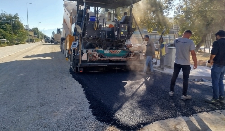 ÇİVRİL'DE 20 YILLIK BEKLEYİŞİN ARDINDAN YOL HİZMETE AÇILDI ÇİVRİL'DE 20 YILLIK YOL HASRETİ SONA ERDİ: VATANDAŞLARDAN TEŞEKKÜR
