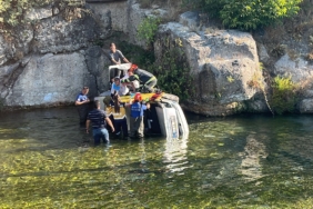 Çivril'de otomobil göle uçtu, sürücü yaralandı