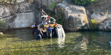 Çivril'de otomobil göle uçtu, sürücü yaralandı