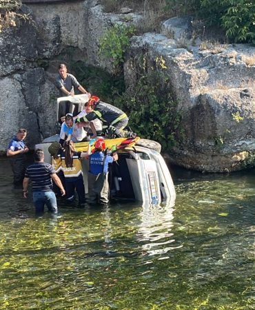 Çivril'de otomobil göle uçtu, sürücü yaralandı