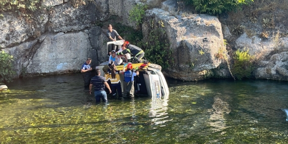 Çivril'de otomobil göle uçtu, sürücü yaralandı