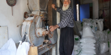 DEĞİRMEN BAŞINDA GEÇEN BİR ÖMÜR 84 YAŞINDA, 70 YILLIK TUZCULUK GELENEĞİNİ YAŞATIYOR