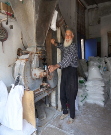DEĞİRMEN BAŞINDA GEÇEN BİR ÖMÜR 84 YAŞINDA, 70 YILLIK TUZCULUK GELENEĞİNİ YAŞATIYOR