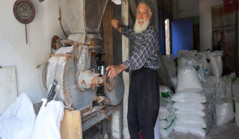 DEĞİRMEN BAŞINDA GEÇEN BİR ÖMÜR 84 YAŞINDA, 70 YILLIK TUZCULUK GELENEĞİNİ YAŞATIYOR