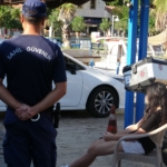 DENİZDE MAHSUR KALAN 15 YAŞINDAKİ KIZ ÇOCUĞU KURTARILDI DENİZ POLİSİ EKİPLERİNCE BOTA ALINAN ÇOCUK, ANNESİNE TESLİM EDİLDİ