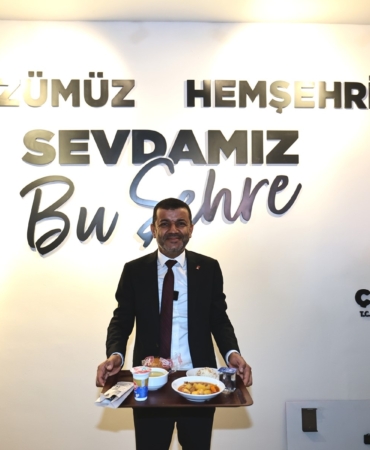 DENİZLİ KENT LOKANTALARI 2 YAŞINDA 'HALKIN SOFRASI' DAYANIŞMAYI BÜYÜTMEYE DEVAM EDİYOR BAŞKAN ÇAVUŞOĞLU; "İKİ YILDA 608 BİN VATANDAŞIMIZI SOFRAMIZDA AĞIRLADIK"