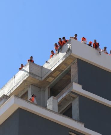 DENİZLİ'DE ÇATIYA ÇIKAN İŞÇİLER İLE FİRMA ARASINDA MUTABAKAT SAĞLANDI