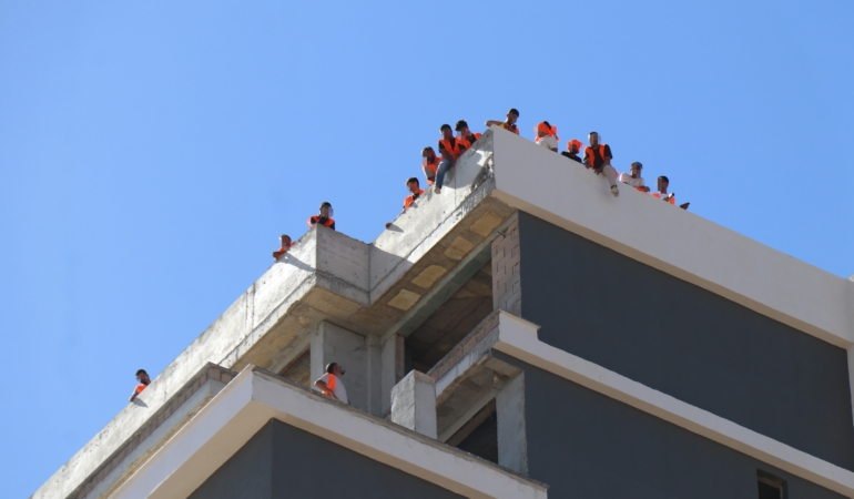 DENİZLİ'DE ÇATIYA ÇIKAN İŞÇİLER İLE FİRMA ARASINDA MUTABAKAT SAĞLANDI