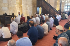 DEPREMDE HASAR GÖREN TARİHİ CAMİDE 3,5 YIL SONRA İLK CUMA NAMAZI