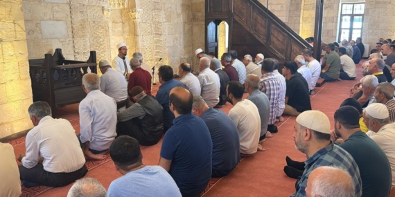 DEPREMDE HASAR GÖREN TARİHİ CAMİDE 3,5 YIL SONRA İLK CUMA NAMAZI