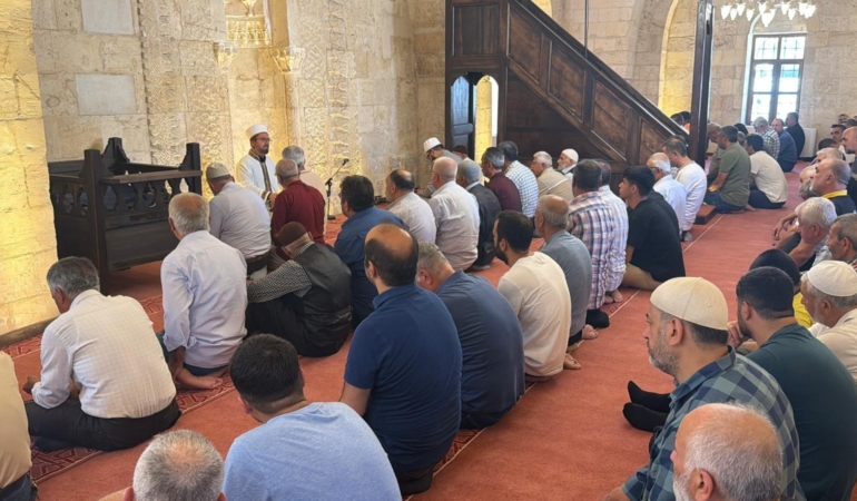 DEPREMDE HASAR GÖREN TARİHİ CAMİDE 3,5 YIL SONRA İLK CUMA NAMAZI