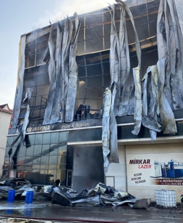 DİLOVASI'NDAKİ FABRİKA YANGINI DAVASINDA KAMU GÖREVLİLERİ SAVUNMA YAPTI 7 KİŞİNİN ÖLDÜĞÜ YANGIN DAVASINDA DURUŞMAYA YARIN DEVAM EDİLECEK ANA DOSYAYLA BİRLEŞTİRİLEN 7 KAMU GÖREVLİSİNİN SAVUNMALARI ALINDI