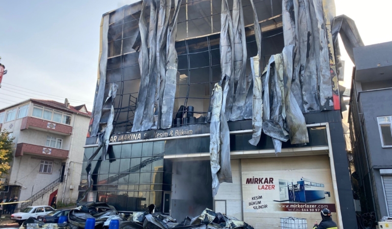DİLOVASI'NDAKİ FABRİKA YANGINI DAVASINDA KAMU GÖREVLİLERİ SAVUNMA YAPTI 7 KİŞİNİN ÖLDÜĞÜ YANGIN DAVASINDA DURUŞMAYA YARIN DEVAM EDİLECEK ANA DOSYAYLA BİRLEŞTİRİLEN 7 KAMU GÖREVLİSİNİN SAVUNMALARI ALINDI