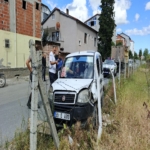 DİREKSİYONDA RAHATSIZLANAN GENÇ DOLMUŞ SÜRÜCÜSÜ MEZARLIĞIN TEL ÖRGÜSÜNE ÇARPTI