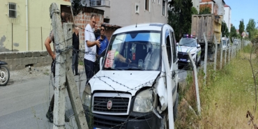 DİREKSİYONDA RAHATSIZLANAN GENÇ DOLMUŞ SÜRÜCÜSÜ MEZARLIĞIN TEL ÖRGÜSÜNE ÇARPTI