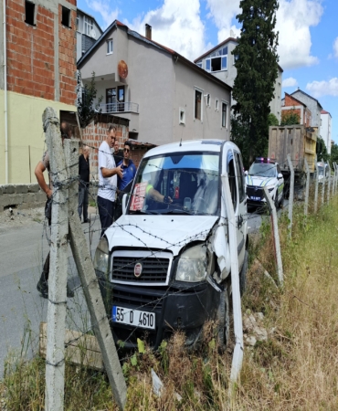 DİREKSİYONDA RAHATSIZLANAN GENÇ DOLMUŞ SÜRÜCÜSÜ MEZARLIĞIN TEL ÖRGÜSÜNE ÇARPTI