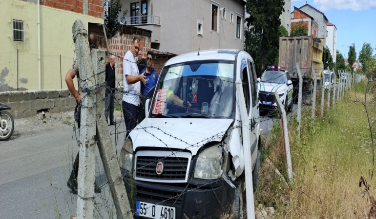 DİREKSİYONDA RAHATSIZLANAN GENÇ DOLMUŞ SÜRÜCÜSÜ MEZARLIĞIN TEL ÖRGÜSÜNE ÇARPTI