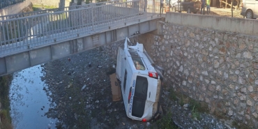 DİYALİZ HASTASI NAKİL ARACI ÇAYA UÇTU: 6 YARALI