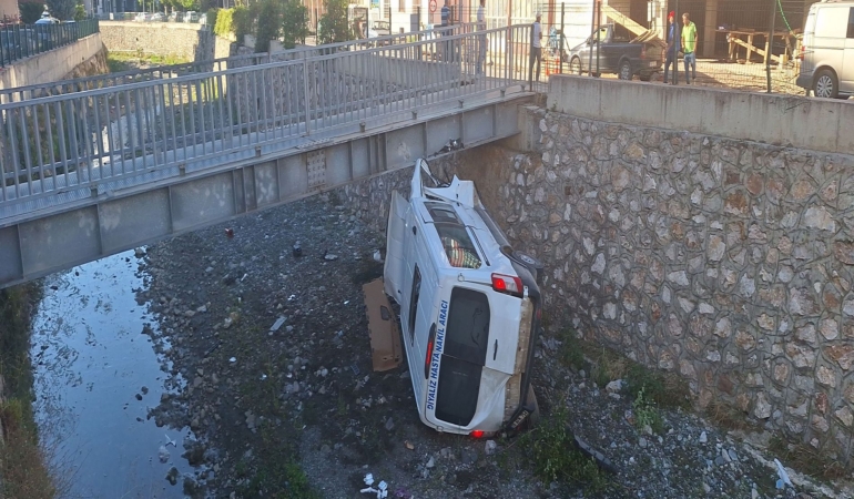 DİYALİZ HASTASI NAKİL ARACI ÇAYA UÇTU: 6 YARALI
