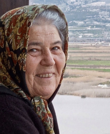 DOMATES YÜKLÜ TIR İLE OTOMOBİL ÇARPIŞTI: 1 ÖLÜ, 2 YARALI