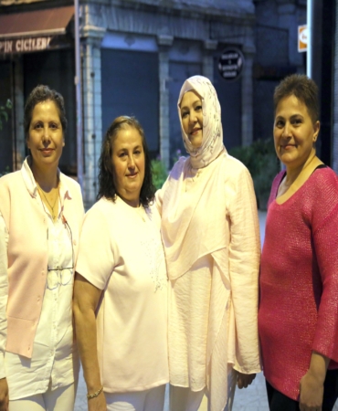 DÖRT ARKADAŞ, AYNI DÖNEMDE YAKALANDIKLARI MEME KANSERİNİ BİRLİKTE YENDİ KANSERİ BİRBİRLERİNE DESTEK OLARAK YENDİLER, SAĞLIKLARINA KAVUŞUNCA KUTLAMA YAPTILAR
