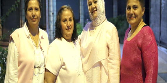 DÖRT ARKADAŞ, AYNI DÖNEMDE YAKALANDIKLARI MEME KANSERİNİ BİRLİKTE YENDİ KANSERİ BİRBİRLERİNE DESTEK OLARAK YENDİLER, SAĞLIKLARINA KAVUŞUNCA KUTLAMA YAPTILAR