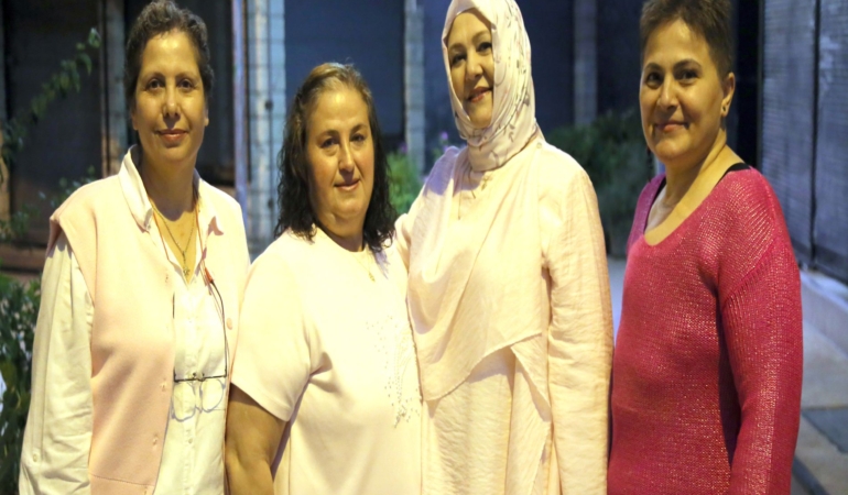 DÖRT ARKADAŞ, AYNI DÖNEMDE YAKALANDIKLARI MEME KANSERİNİ BİRLİKTE YENDİ KANSERİ BİRBİRLERİNE DESTEK OLARAK YENDİLER, SAĞLIKLARINA KAVUŞUNCA KUTLAMA YAPTILAR
