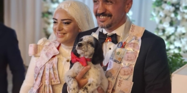 DÜĞÜNDE ALTIN YERİNE KÖPEK TAKTI
