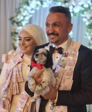DÜĞÜNDE ALTIN YERİNE KÖPEK TAKTI