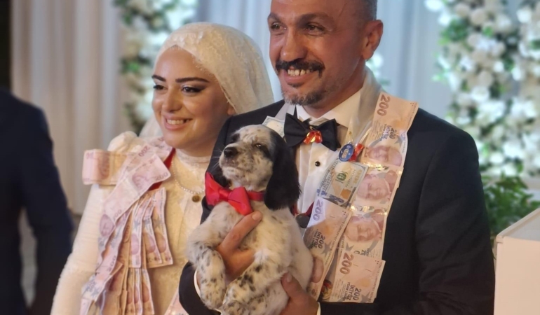 DÜĞÜNDE ALTIN YERİNE KÖPEK TAKTI