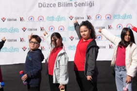 DÜZCE BİLİM ŞENLİĞİ RENKLİ GÖRÜNTÜLERLE BAŞLADI