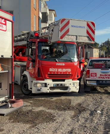 DÜZCE'DE EV YANGINI EKİPLERİN MÜDAHALESİ İLE SÖNDÜRÜLDÜ