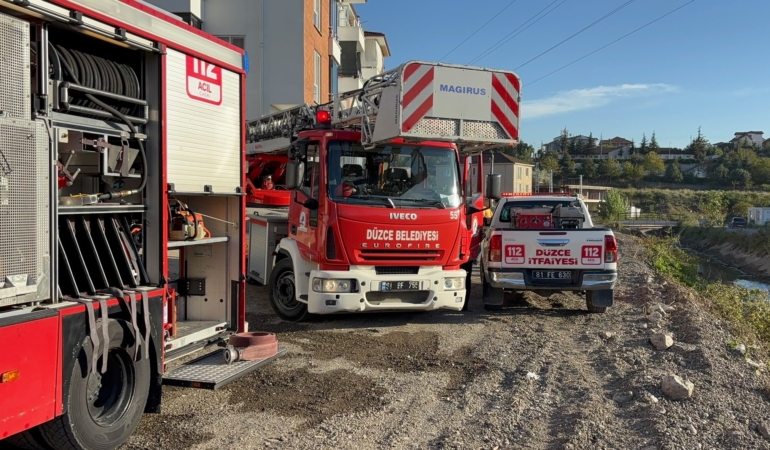 DÜZCE'DE EV YANGINI EKİPLERİN MÜDAHALESİ İLE SÖNDÜRÜLDÜ