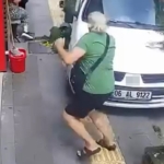 EL FRENİ ÇEKİLMEYEN OTOMOBİL KALDIRIMA ÇIKTI, YAYA EZİLMEKTEN SON ANDA KURTULDU