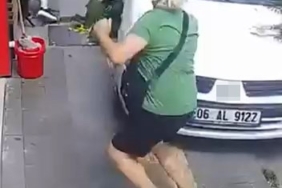 EL FRENİ ÇEKİLMEYEN OTOMOBİL KALDIRIMA ÇIKTI, YAYA EZİLMEKTEN SON ANDA KURTULDU