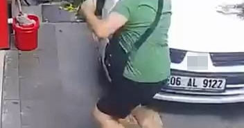 EL FRENİ ÇEKİLMEYEN OTOMOBİL KALDIRIMA ÇIKTI, YAYA EZİLMEKTEN SON ANDA KURTULDU