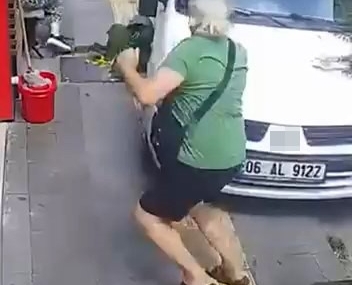 EL FRENİ ÇEKİLMEYEN OTOMOBİL KALDIRIMA ÇIKTI, YAYA EZİLMEKTEN SON ANDA KURTULDU