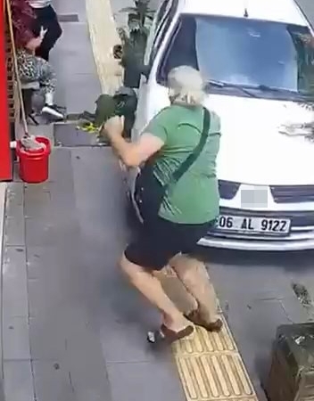 EL FRENİ ÇEKİLMEYEN OTOMOBİL KALDIRIMA ÇIKTI, YAYA EZİLMEKTEN SON ANDA KURTULDU