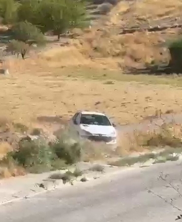 EL FRENİ ÇEKİLMEYEN OTOMOBİL ŞARAMPOLE YUVARLANDI
