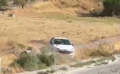 EL FRENİ ÇEKİLMEYEN OTOMOBİL ŞARAMPOLE YUVARLANDI