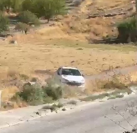 EL FRENİ ÇEKİLMEYEN OTOMOBİL ŞARAMPOLE YUVARLANDI