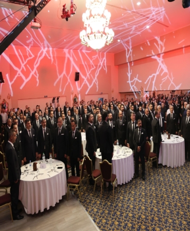 ELAZIĞ TSO BAŞKANI ALAN: "BİZİM İÇİN VİZYON, SÖYLENEN SÖZ DEĞİL, BAŞLATILAN İŞTİR" ELAZIĞ TİCARET VE SANAYİ ODASI BAŞKANI İDRİS ALAN: "ETAK AVRUPA'DA VE ORTA DOĞU'DA ELAZIĞ'IN MARKASI OLACAK" "ELAZIĞ TİCARET VE SANAYİ ODASI MESLEKİ VE TEKNİK ANADOLU LİSESİ'Nİ ŞEHRİMİZE KAZANDIRIYORUZ" "BİZ MEZUN VEREN DEĞİL, İŞVEREN BİR OKUL KURACAĞIZ" "HERKES BİLİR Kİ İDRİS ALAN SÖZ VERİRSE, TUTAR"