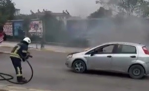 ELAZIĞ'DA ALEV ALAN OTOMOBİL SÖNDÜRÜLDÜ